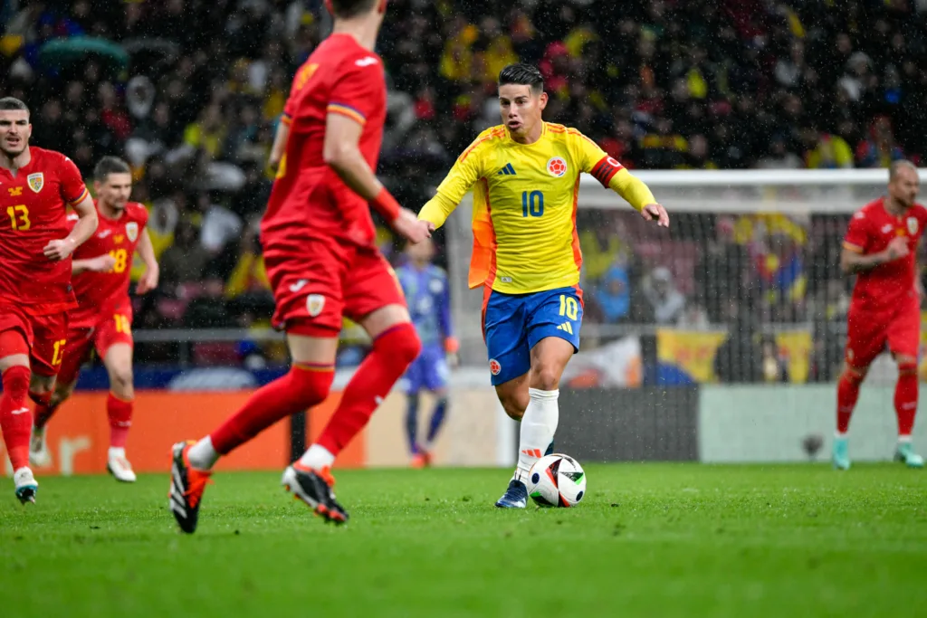 James Rodríguez en la cración de una jugada con la Selección Colombia