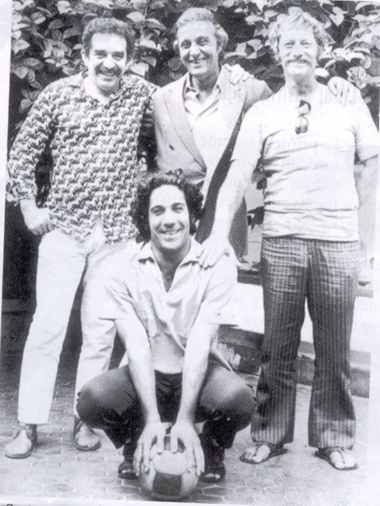 Gabriel García Márquez con amigos