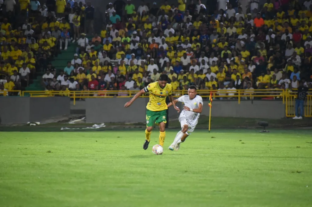 Cristian Marrugo conduce el baló en el juego en que Real Cartagena venció a Huila