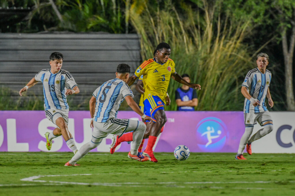 Jugada individual en la final de Colombia y Argentina en el Sudamericano sub-17