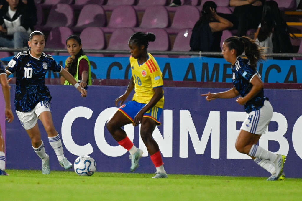 Linda Caicedo protagoniza una acción individual ante Argentina